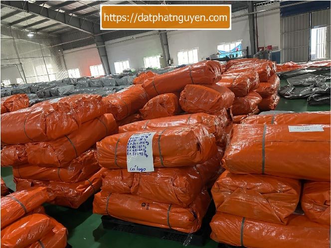 Bạt nhựa giúp ích rất nhiều cho người dân mùa mưa lũ