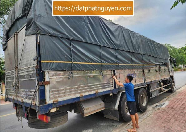 Buộc bạt xe tải đúng cách để đảm bảo an toàn khi vận chuyển hàng hóa
