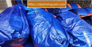 Bạt nhựa giúp bà con giảm thiểu thiệt hại mùa mưa lũ