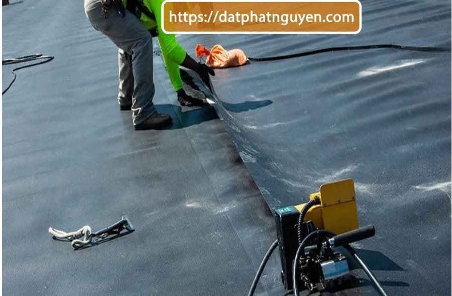 Thi công lót bạt chống thấm